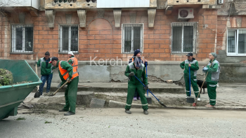 Новости » Общество: Обочины  и тротуары керченских дорог пытаются очистить от грязи