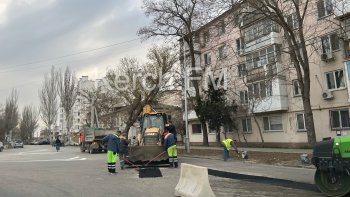 Новости » Общество: На Шлагбаумской площади подлатали новый асфальт