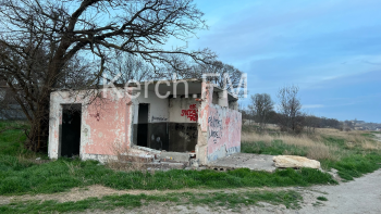 Новости » Общество: Бывший туалет на Молодежном пляже необходимо снести или оградить.