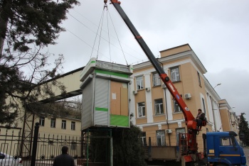 Новости » Общество: У Керченского суда демонтировали бесхозный ларек