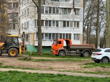 Новости » Общество: Три грузовика понадобилось, чтобы вывезти свалку веток у жилых домов