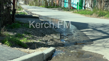 Новости » Общество: В Керчи на Шлагбаумской произошел порыв водовода