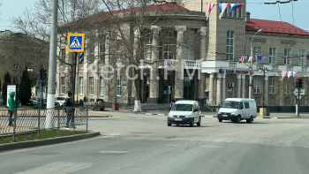 Новости » Общество: В центре Керчи частично провели ямочный ремонт