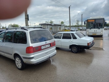 Новости » Общество: Керчане жалуются на парковку автомобилей у завода «Залив»