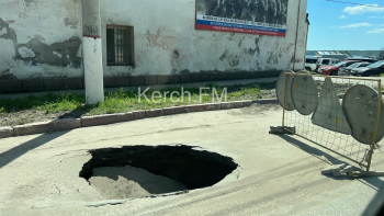 Новости » Общество: На Адмиралтейском проезде не могут решить проблему с огромной дырой на дороге