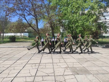 Новости » Общество: Старшеклассники приняли участие в военно-спортивной игре «Орленок» в Керчи