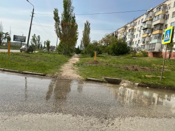 Новости » Общество: В Керчи на Буденного-Блюхера чистая вода заливает дорогу