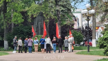 Новости » Общество: Старые пионеры вспомнили молодость в сквере Володи Дубинина в Керчи