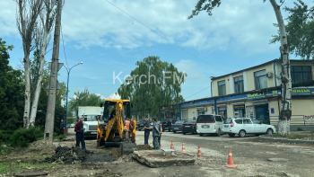 Новости » Общество: На Гудованцева в Керчи устраняют порыв водовода