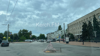 Новости » Общество: На Кирова-Советской оградили просевший участок дороги