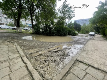 Новости » Общество: Как вариант: в Керчи вместо ожидаемого благоустройства отремонтируют внутридворовые проезды