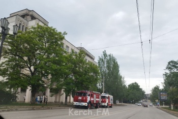 Новости » Общество: Из здания Мирового суда в Керчи людей вывели на улицу: в здании работает МЧС