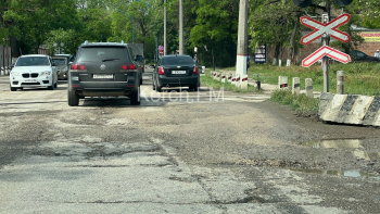 Новости » Общество: Виновный найден: прокуратура обязала КЖД привести в порядок железнодорожные переезды в Керчи