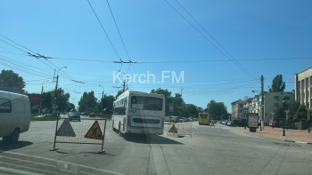 Новости » Общество: "Не дорога, а тропа с препятствиями", - керчане об улице Кирова