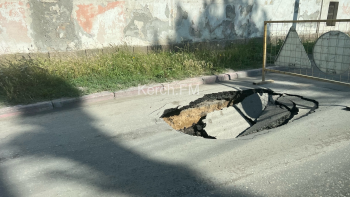 Новости » Общество: В том же месте: на Адмиралтейском проезде снова провалилась дорога