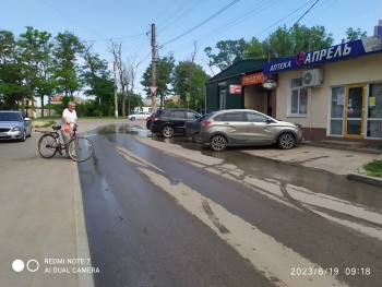 Новости » Общество: С утра из-под здания Гемотеста в Керчи текла река
