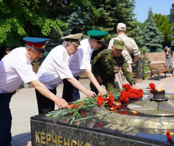 Новости » Общество: В Керчи в День памяти и скорби возложили цветы к Вечному огню