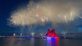 Новости » Общество: Банк подарил трем выпускницам Керчи возможность увидеть выпускной Санкт-Петербурга Алые паруса