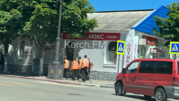 Новости » Общество: Осужденные в Керчи вышли на уборку