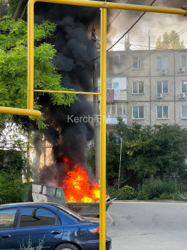 Новости » Общество: Вызов не срочный: МЧСники Керчи не спешили тушить горевший мусор в «лодочке»