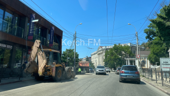 Новости » Общество: Провалы дороги на Адмиралтейском проезде заасфальтировали