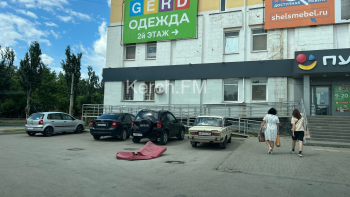 Новости » Общество: Около стадиона на парковке в Керчи провалилась часть дороги