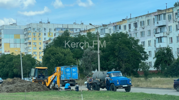 Новости » Общество: На дублёре Будённого в Керчи устраняют порыв водовода