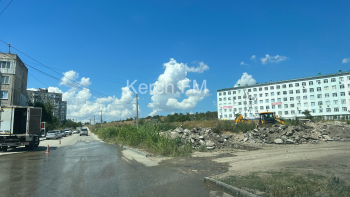 Новости » Общество: На Марата дорогу затапливает питьевой водой