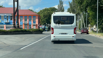 Новости » Общество: Новая разметка в Керчи: краски хватило только на полоску