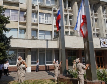 Новости » Общество: В Керчи торжественно подняли  флаг Российской Федерации