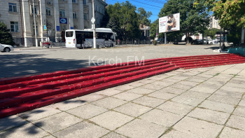 Новости » Общество: Бордюры в центре Керчи снова красят в красный