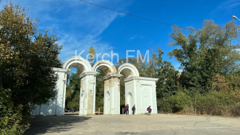 Новости » Общество: Дети и отдыхающие продолжают ходить под опасными арками в Приморском парке