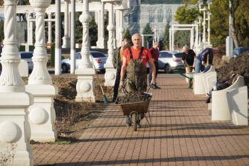 Новости » Общество: Уже не смешно: бюджетники и ресурсники раскидывали на субботнике землю на монеточке