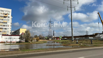 Новости » Общество: На дублёре Буденного затопило водой дорогу, газоны и тротуары