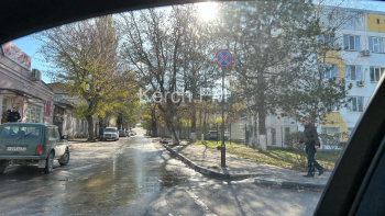 Новости » Общество: На Госпитальной произошел порыв водовода