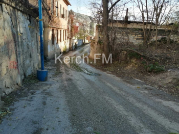 Новости » Общество: На Театральной в Керчи произошел снова порыв канализации