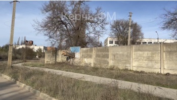 Новости » Общество: Дано: дырка и палка,- на Заливе в Керчи креативно решили задачу