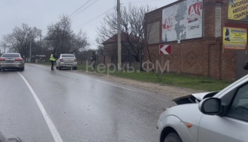 Новости » Криминал и ЧП: В Керчи в районе цеха эмальпосуды произошло ДТП