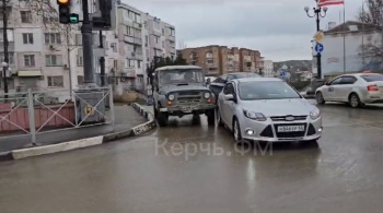 Новости » Криминал и ЧП: В Керчи на мосту перед стадионом произошло ДТП