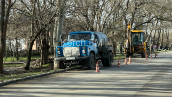 Новости » Общество: Водоканал устраняет течь на Вокзальном шоссе