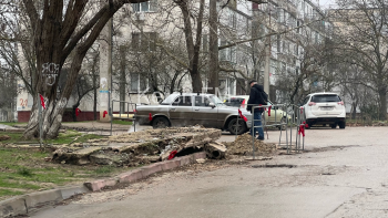 Новости » Общество: Нужно еще подождать: на Буденного месяц не могут решить проблему с провалом дороги