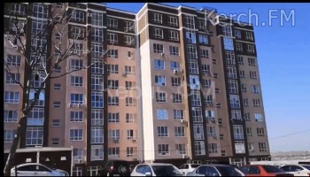 Новости » Права человека » Общество: «Элитный дом у озера» по ШГС 44А в Керчи 2 месяца живет без лифта