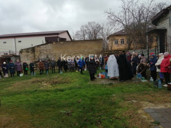 Новости » Общество: Православные керчане пришли в церкви освещать воду перед Крещением