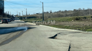 Новости » Общество: В Керчи на Марата сильно просела дорога