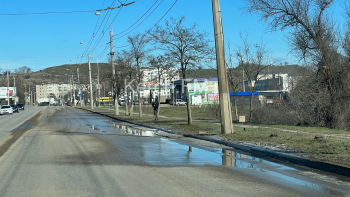 Новости » Общество: В Керчи на Камыш-Бурунском шоссе произошел порыв водовода