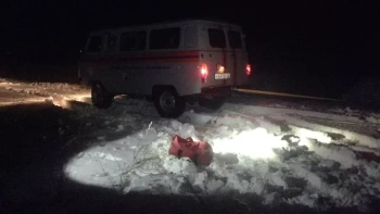 Новости » Общество: Спасатели эвакуировали два автомобиля с детьми в горах Крыма