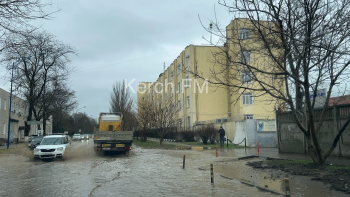 Новости » Общество: В Керчи начало подтапливать дороги из-за дождя