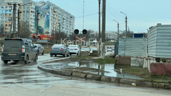 Новости » Общество: Канализация на АТП снова заливает дорогу