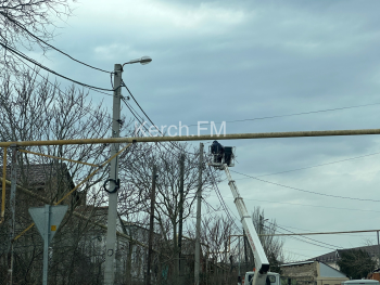 Новости » Общество: В Керчи на Крупской установили новые плафоны уличного освещения