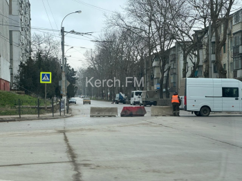 Новости » Общество: В Керчи перекрыли часть улицы Горького